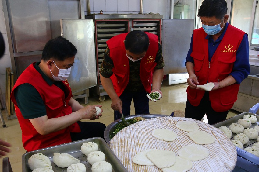 为老人包饺子_副本.jpg